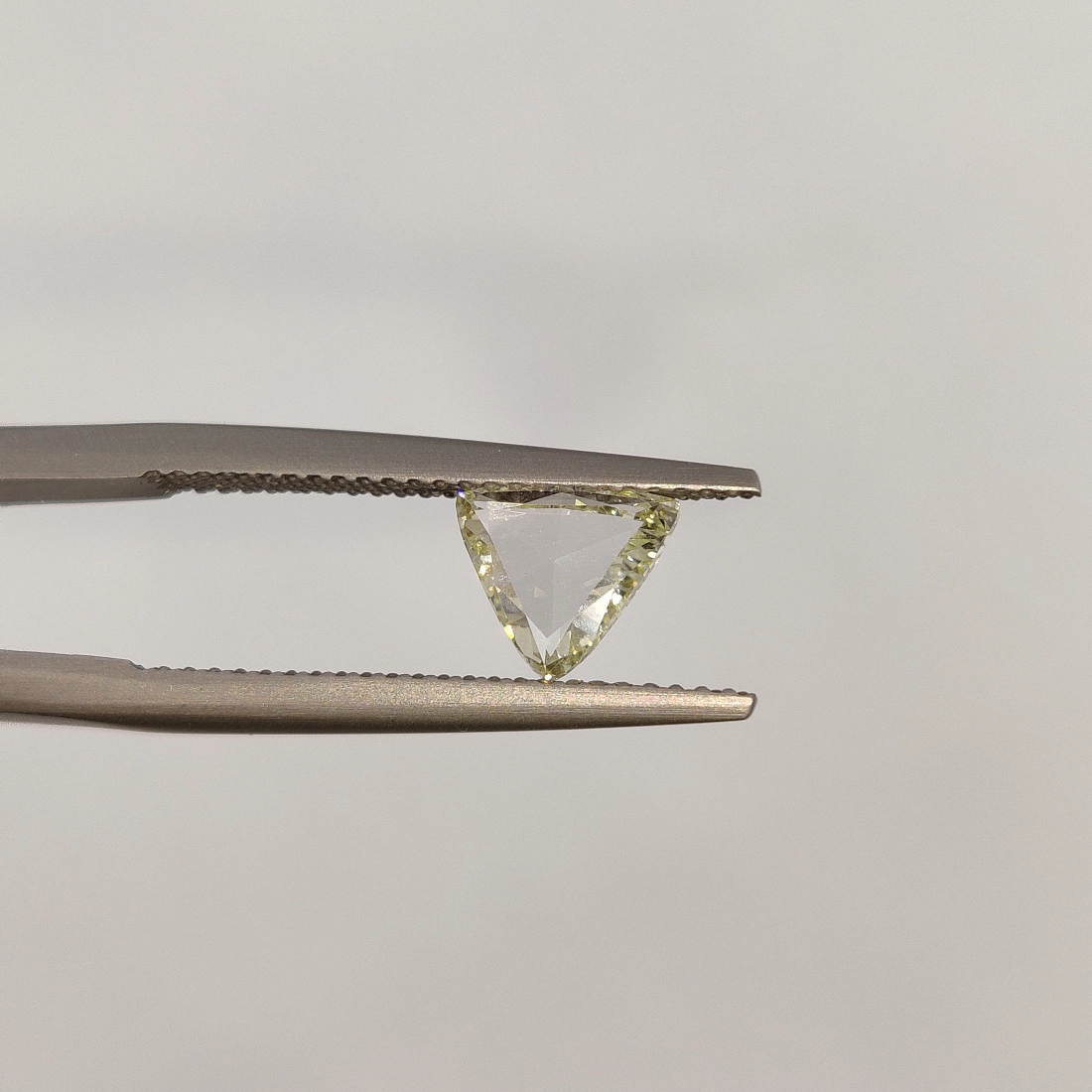 Желтый бриллиант портретной огранки Триллион 1.01ct 1
