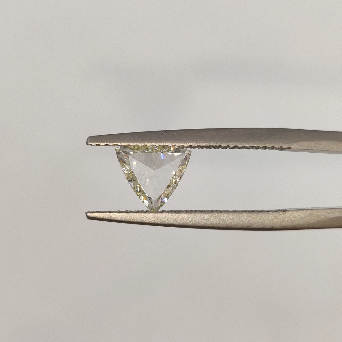 Желтый бриллиант портретной огранки Триллион 1.15ct 1