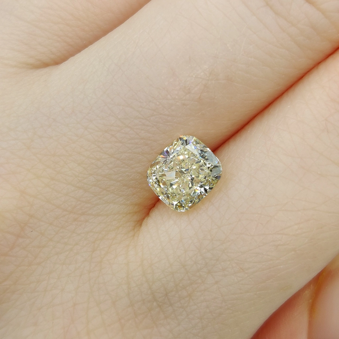 Желтый бриллиант огранки Кушон 1.52ct 2