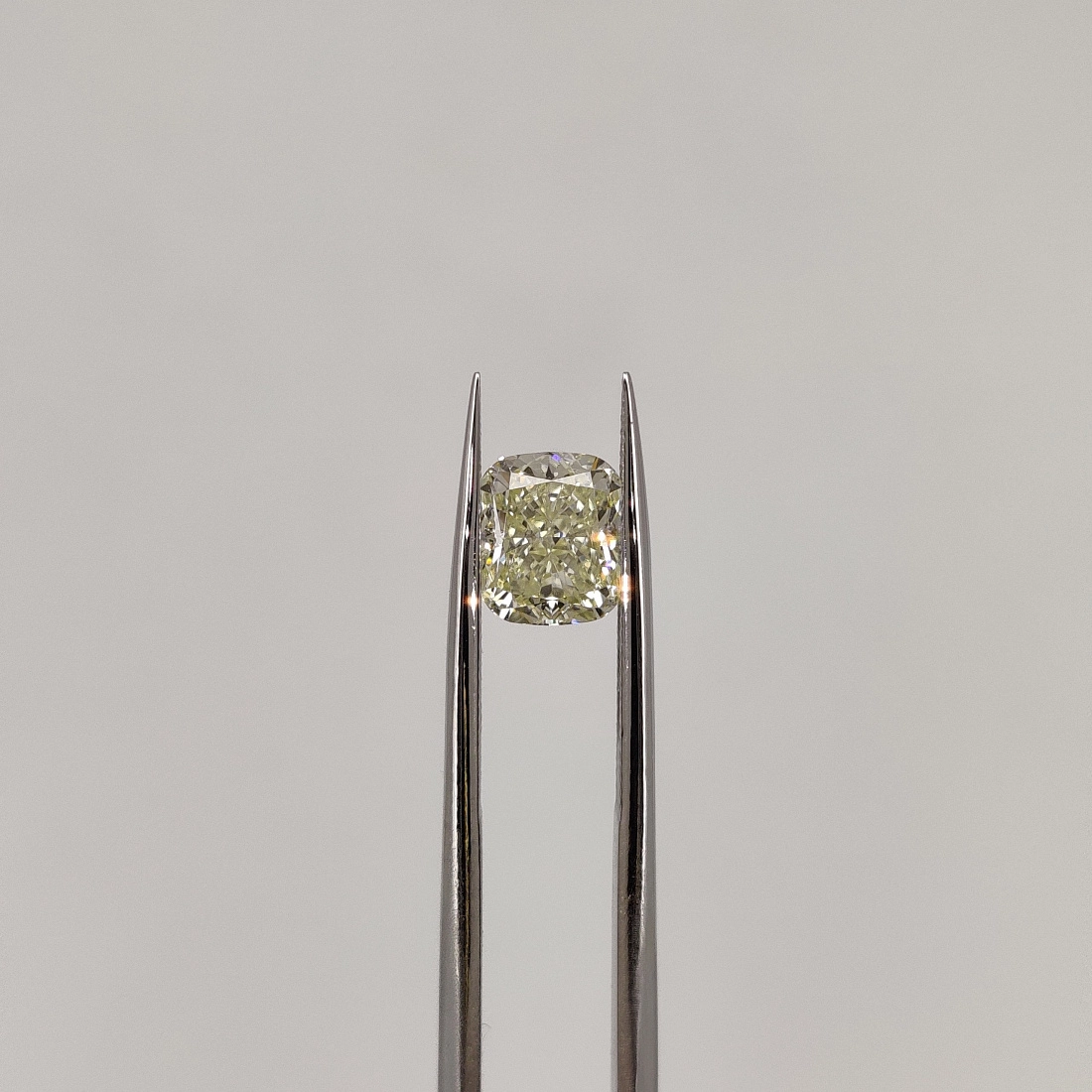 Желтый бриллиант огранки Кушон 1.52ct 1