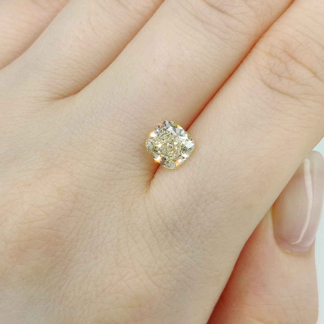 Желтый бриллиант огранки Кушон 1.53ct 2