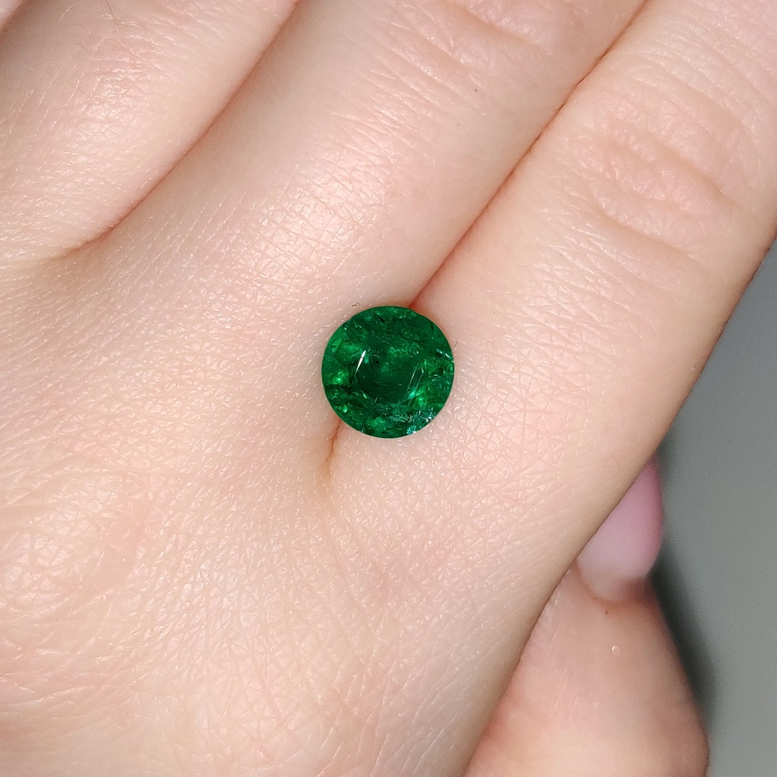 Изумруд Vivid Green огранки Круг весом 1.61ct, Замбия 2