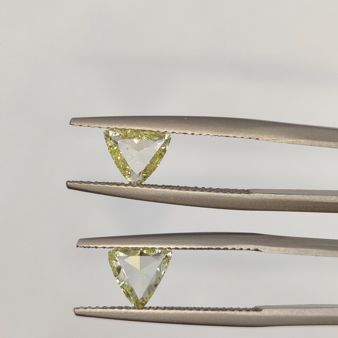Пара желтых бриллиантов портретной огранки Триллион 2.03ct 1