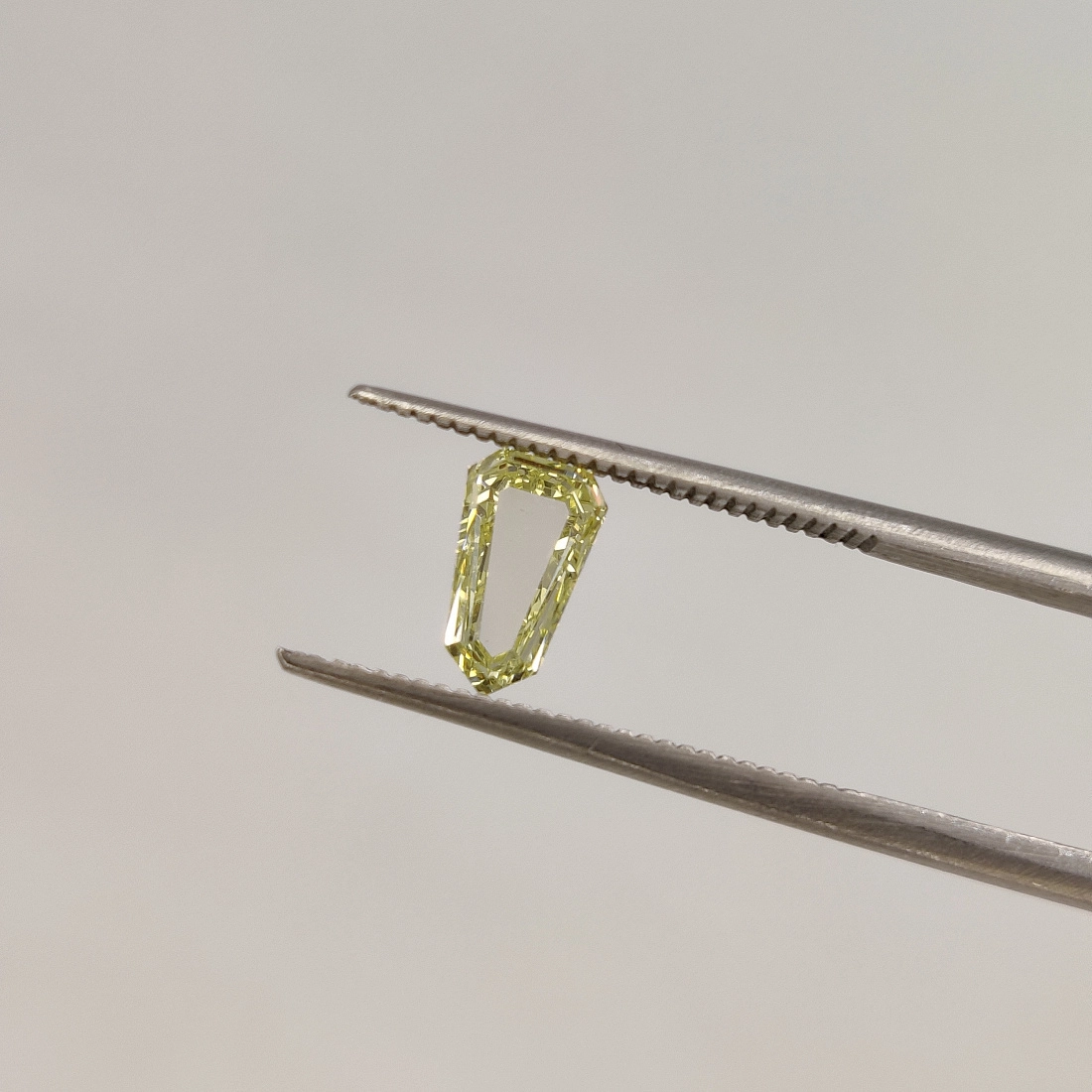 Желтый бриллиант портретной огранки Щит 0.67ct 1