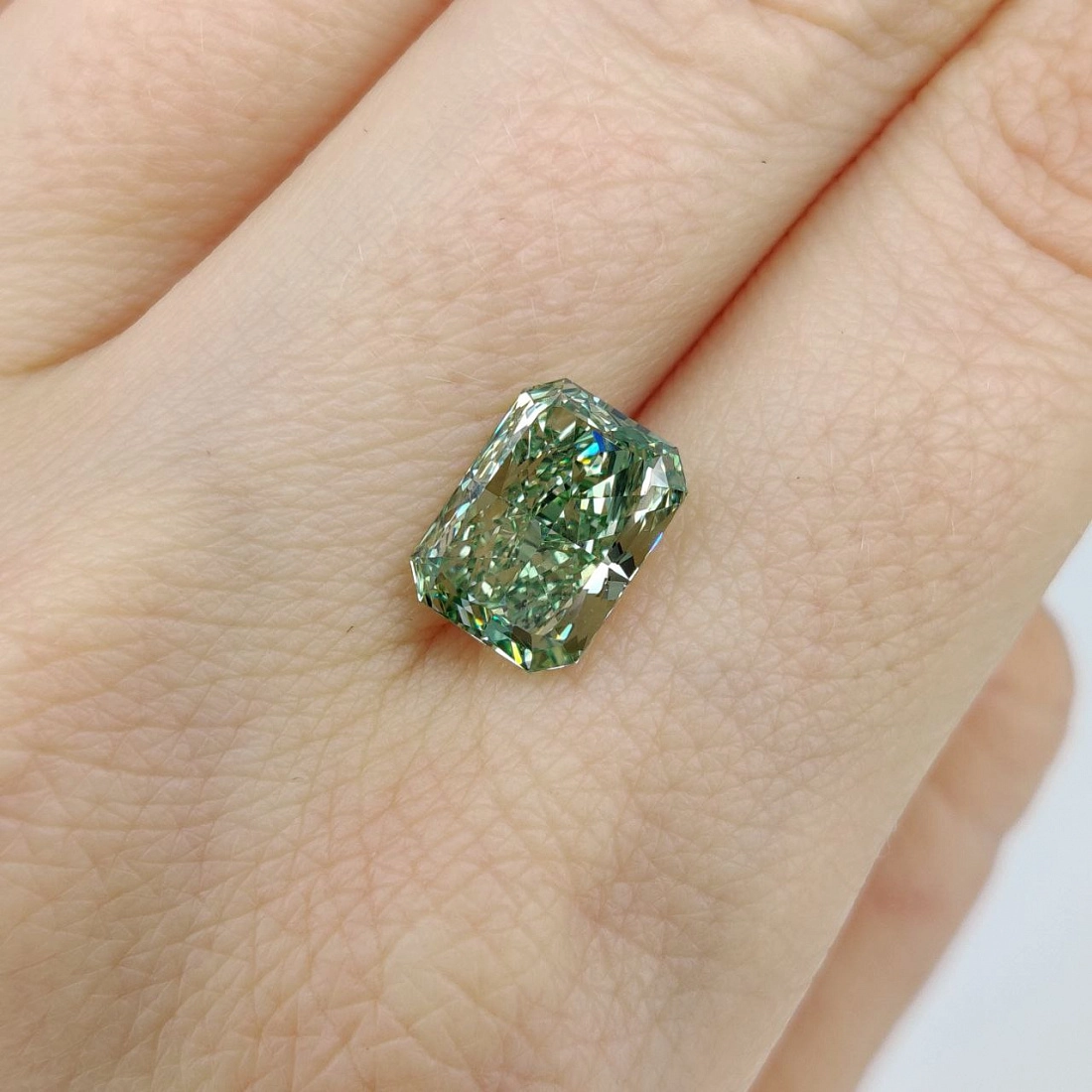 Зеленый бриллиант огранки Радиант 3.60ct 2