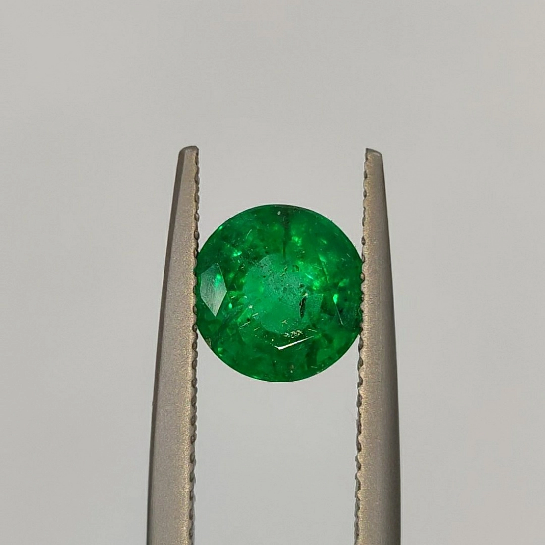 Изумруд Vivid Green огранки Круг весом 2.27ct, Замбия 1