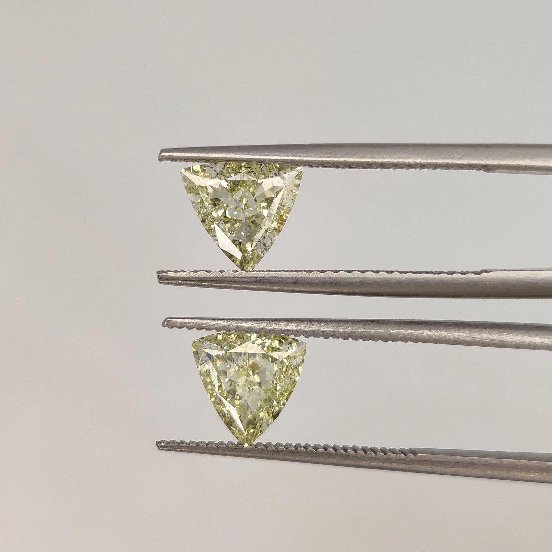 Боковые желтые бриллианты огранки Triangle 2.09ct 2
