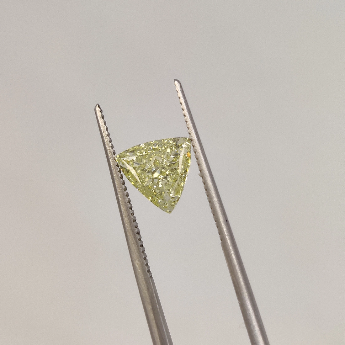 Желтый бриллиант огранки Триллион 1.10ct 1