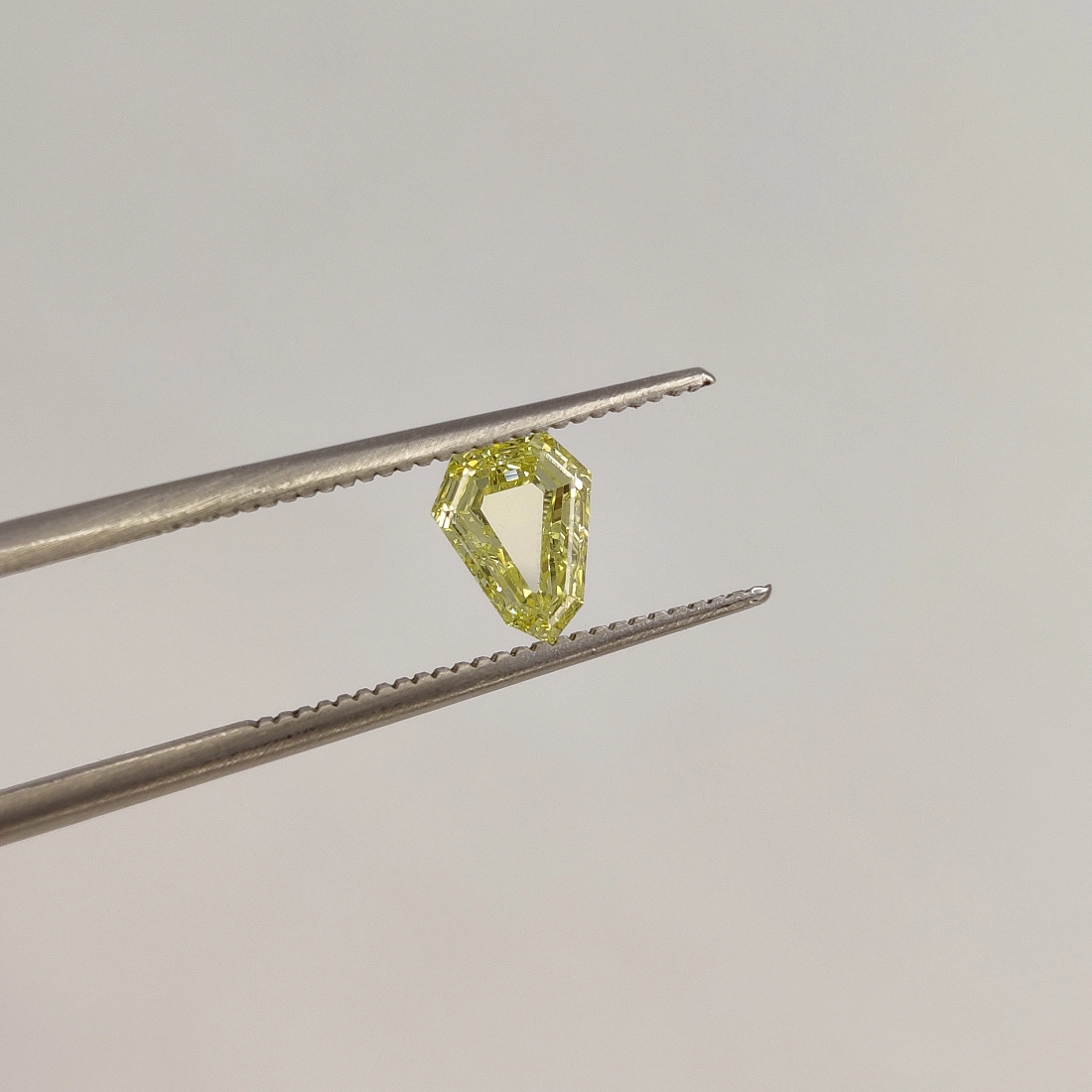 Желтый бриллиант портретной огранки Щит 0.62ct 1