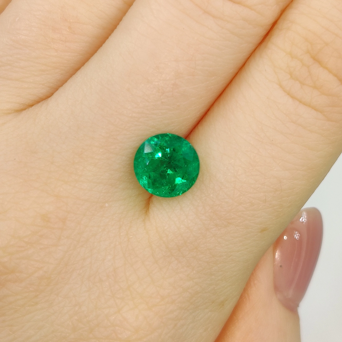 Изумруд цвета Vivid Green огранки Круг весом 1.86ct, Колумбия 2