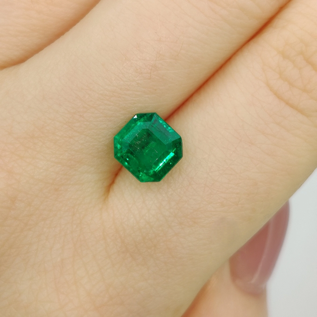 Изумруд цвета Vivid Green огранки Октагон весом 1.61ct, Колумбия 2