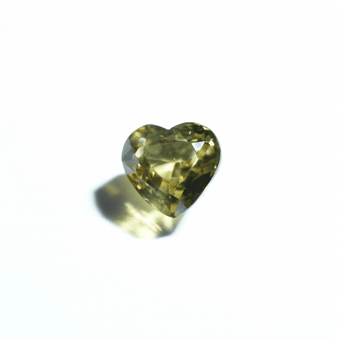 Хризоберилл Yellowish green огранки Сердце весом 2.14ct 1