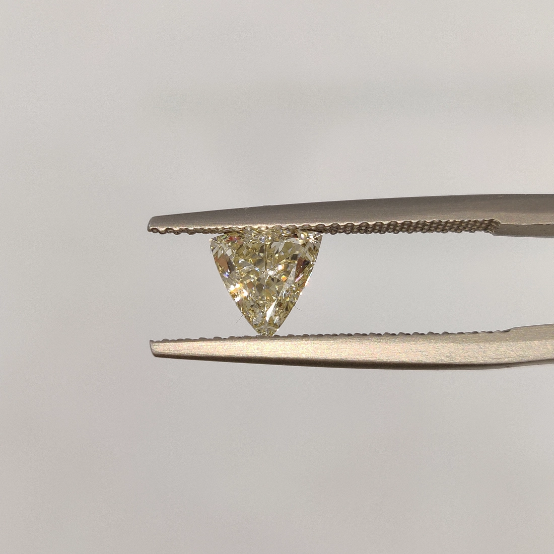 Коричневый бриллиант огранки Триллион 1.10ct 1