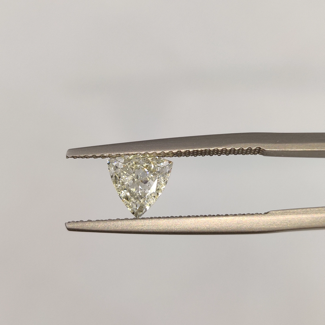 Желтый бриллиант огранки Триллион 1.01ct 1