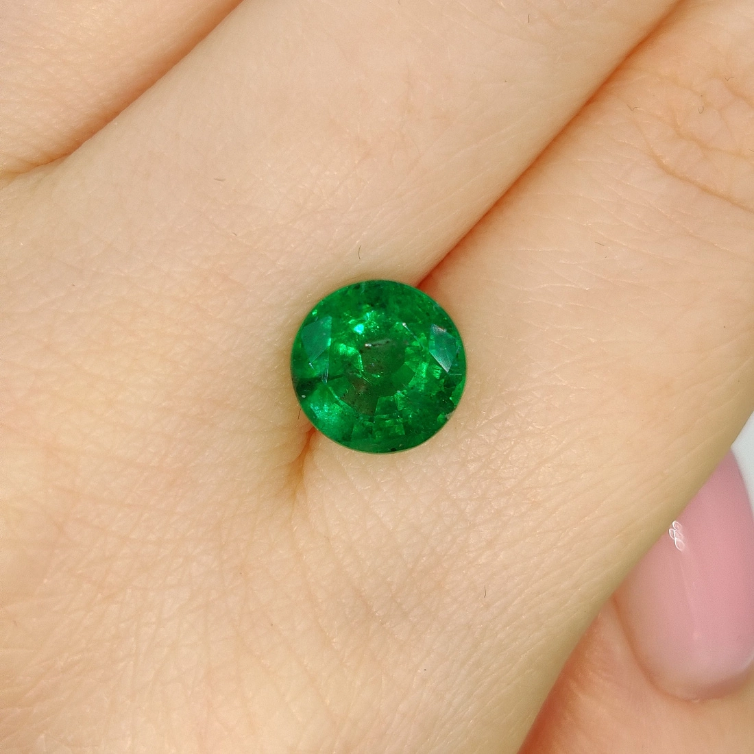 Изумруд Vivid Green огранки Круг весом 2.27ct, Замбия 2