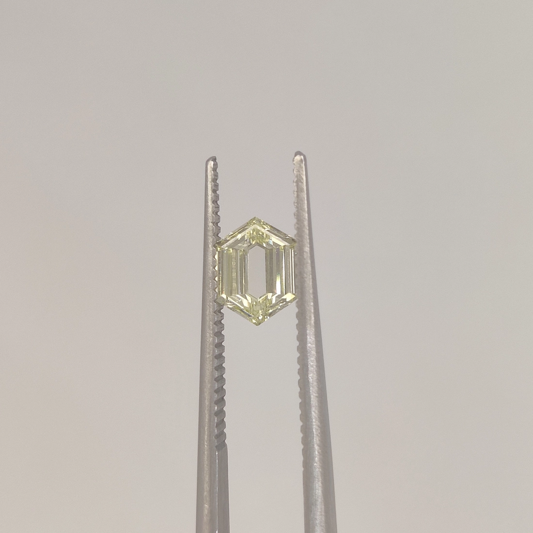 Желтый бриллиант портретной огранки Гексагон 0.46ct 1