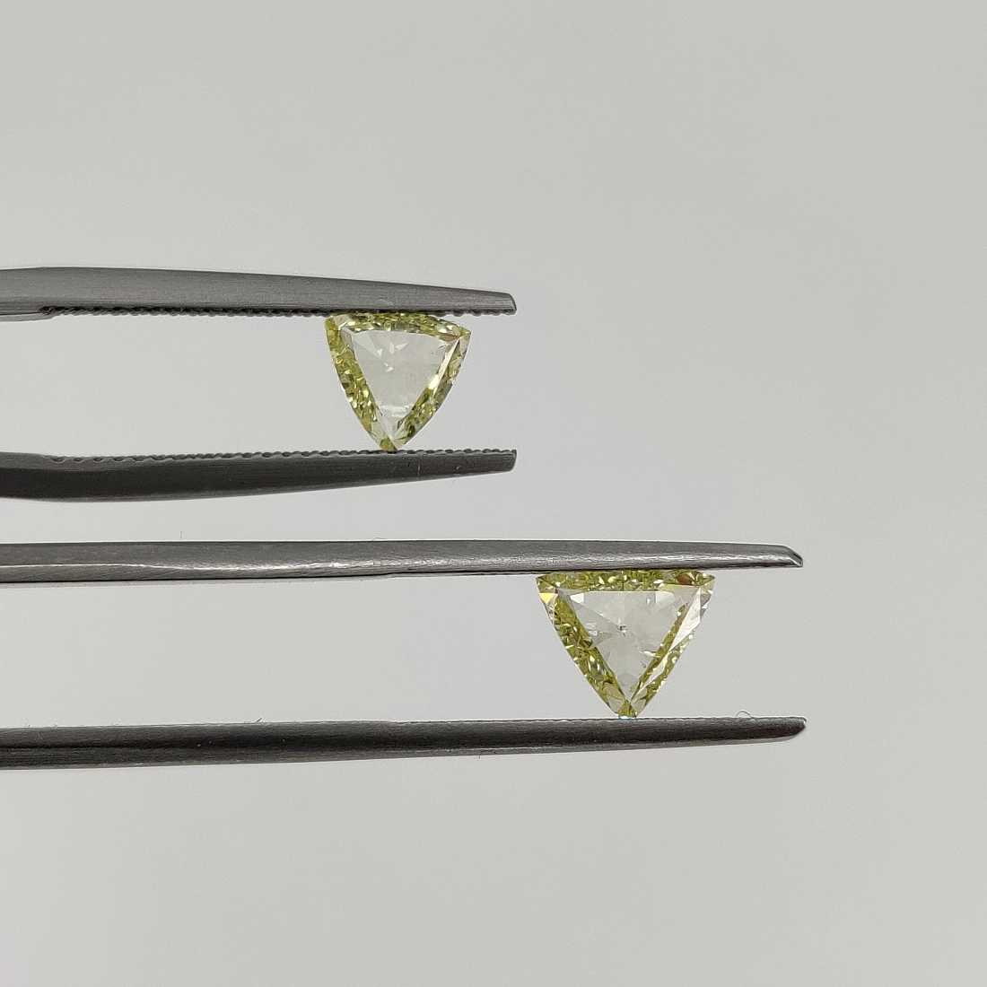 Пара желтых бриллиантов Fancy Yellow портретной огранки Триллион 2.26ct 1