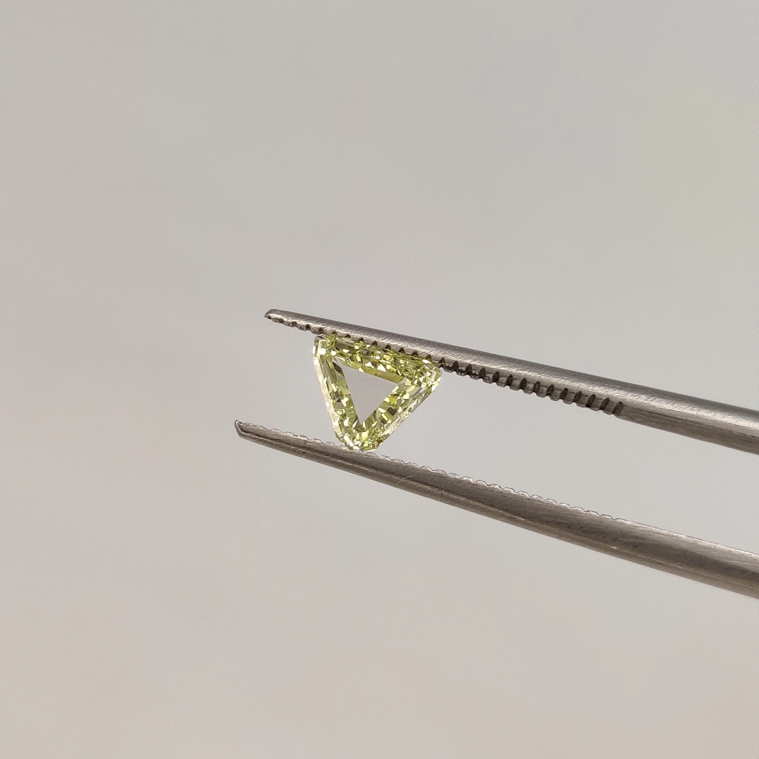 Желтый бриллиант портретной огранки Триллион 0.40ct 1