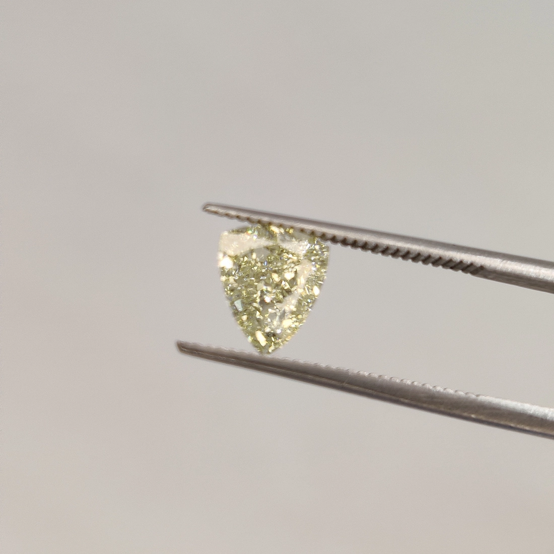 Желтый бриллиант огранки Триллион 1.02ct 1