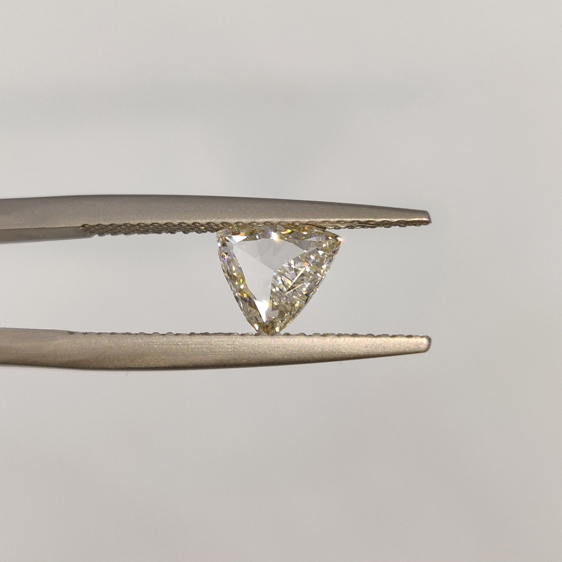 Коричневый бриллиант портретной огранки Триллион 0.98ct 1