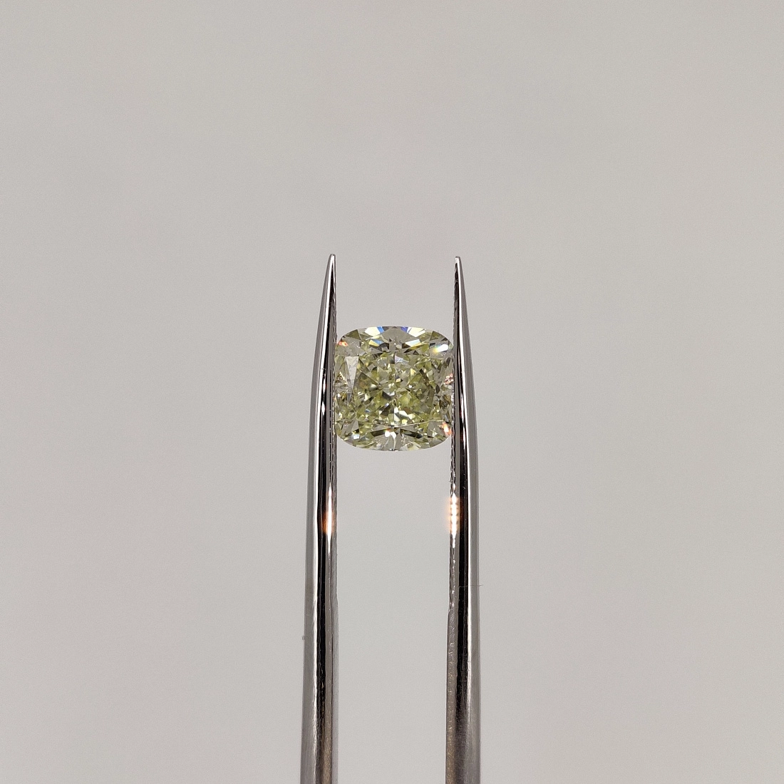 Желтый бриллиант огранки Кушон 1.53ct 1