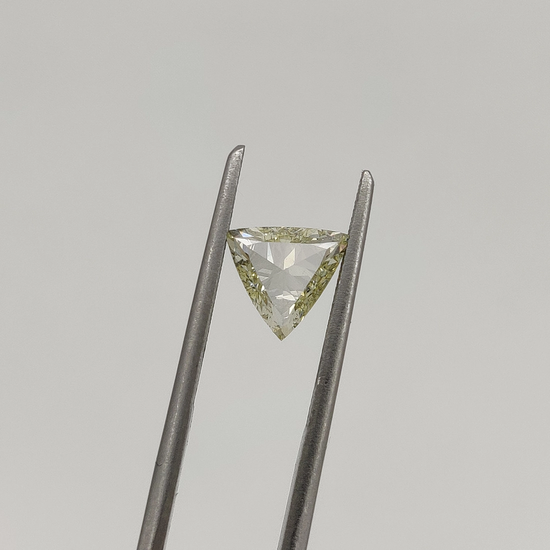 Желтый бриллиант портретной огранки Триллион 1.32ct 1