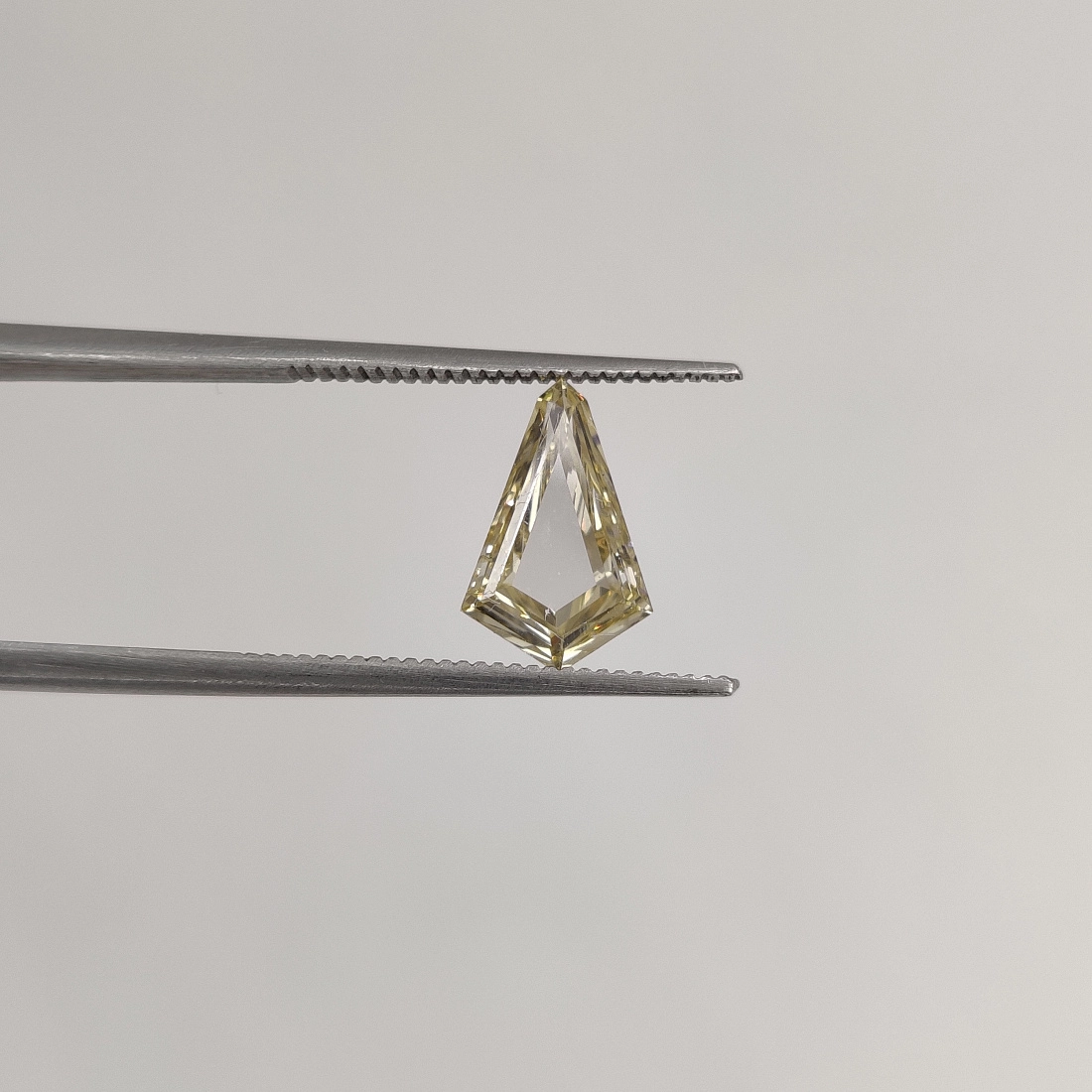 Коричневый бриллиант нестандартной портретной огранки 1.03ct 1