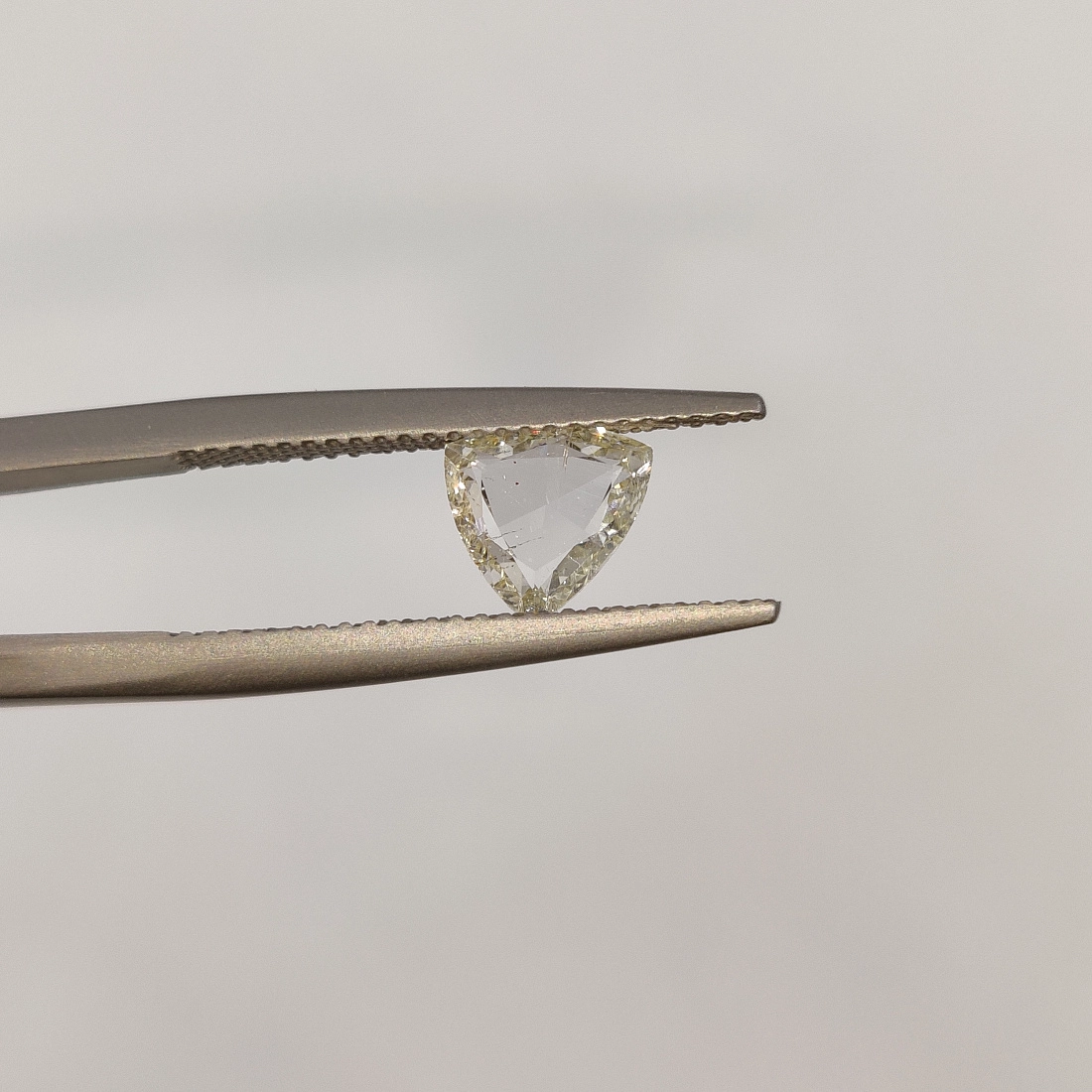 Желтый бриллиант портретной огранки Триллион 1.00ct 1