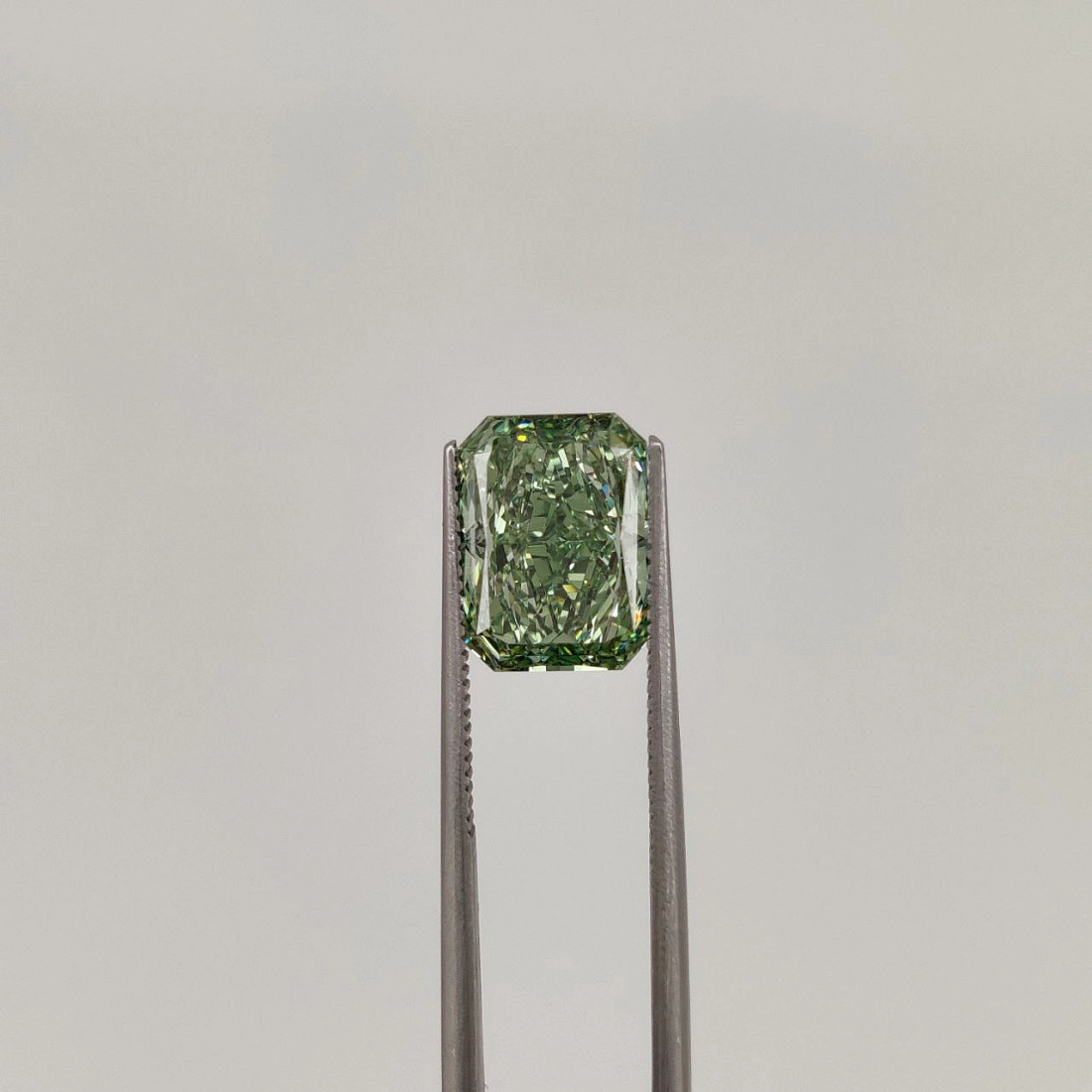 Зеленый бриллиант огранки Радиант 3.60ct 1