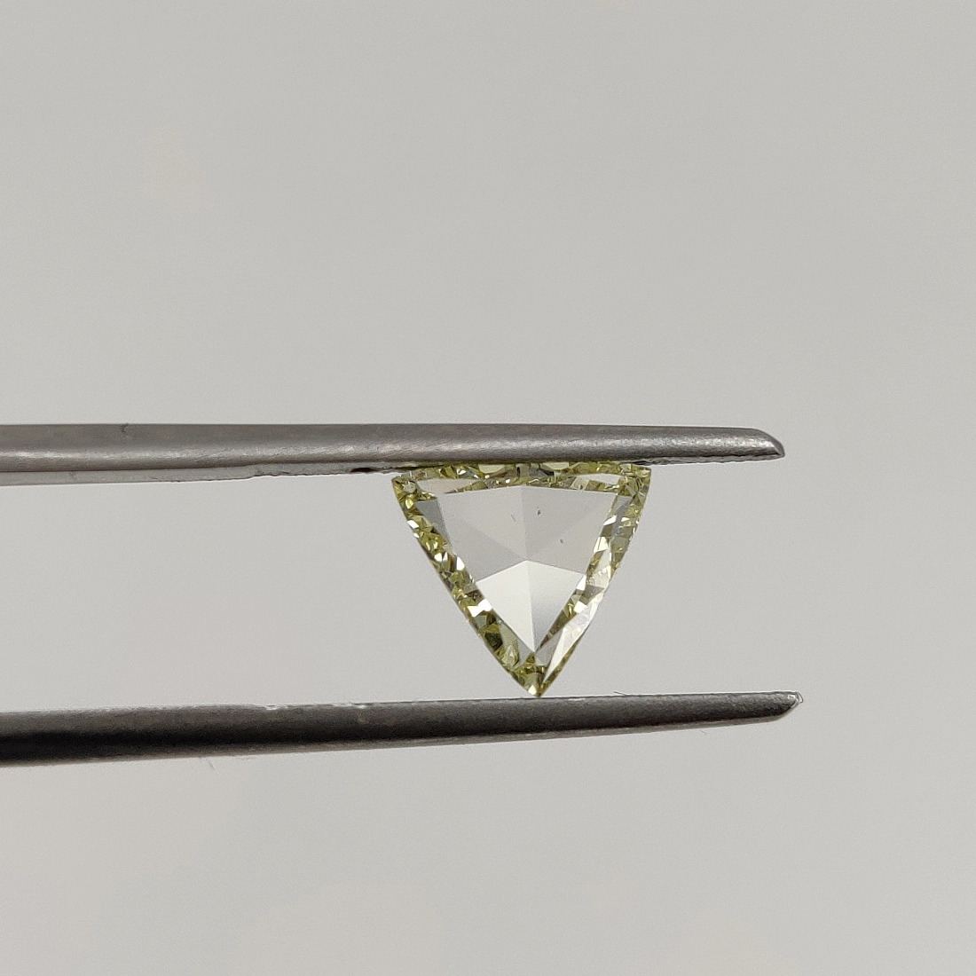 Желтый бриллиант портретной огранки Триллион 1.41ct 1
