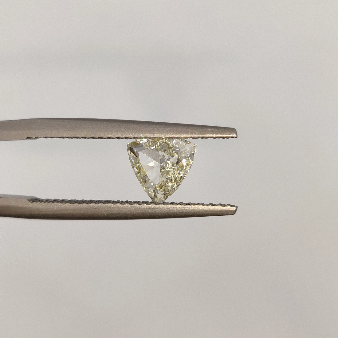 Желтый бриллиант огранки Триллион 1.04ct 1