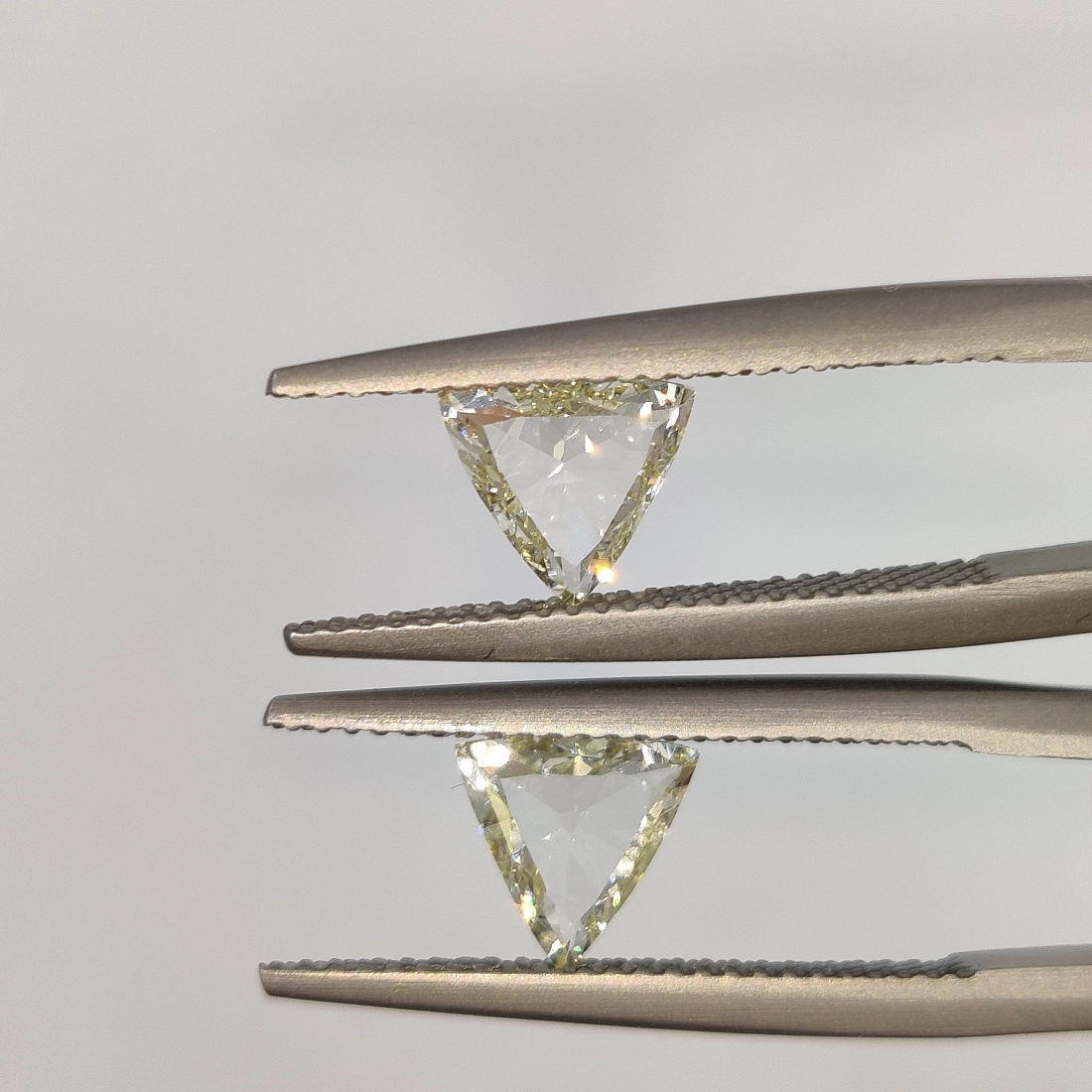 Пара желтых бриллиантов портретной огранки Триллион 2.08ct 1