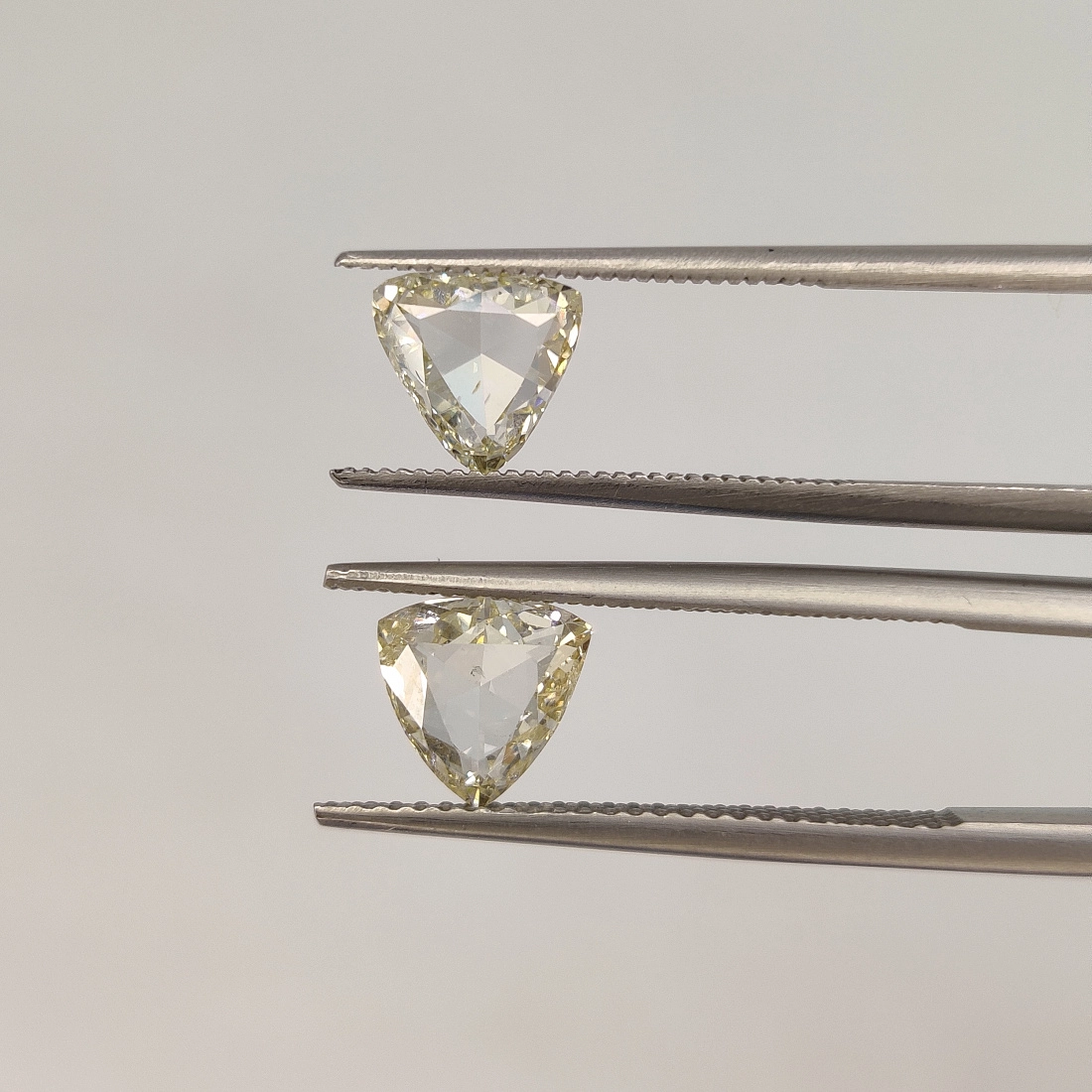 Пара коричневых бриллиантов портретной огранки Триллион 1.99ct 1
