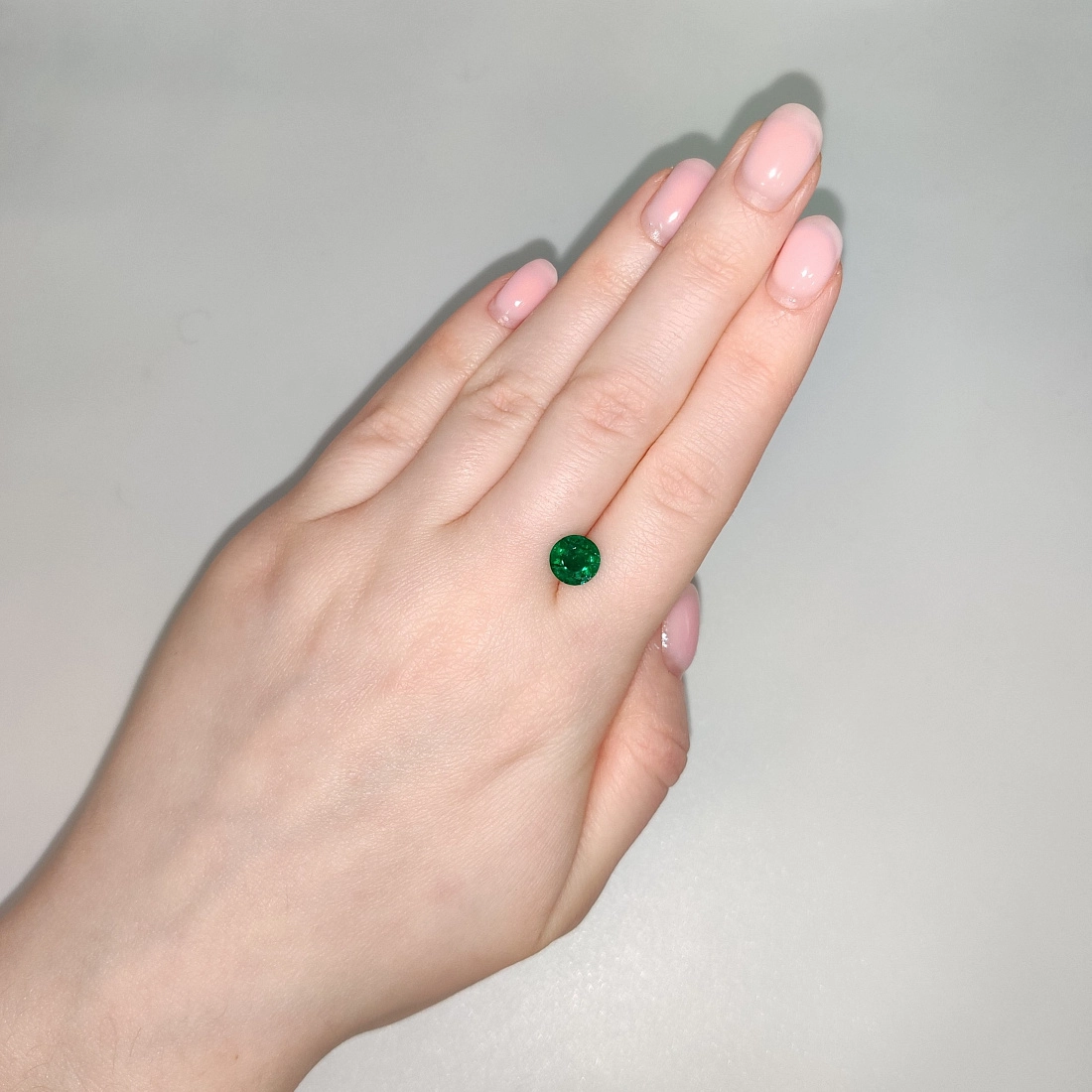 Изумруд Vivid Green огранки Круг весом 1.61ct, Замбия 3
