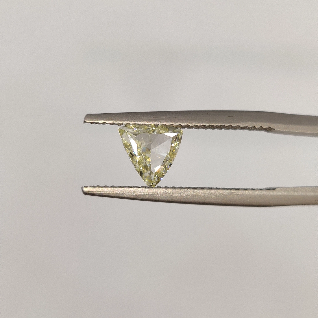Желтый бриллиант огранки Триллион 1.05ct 1