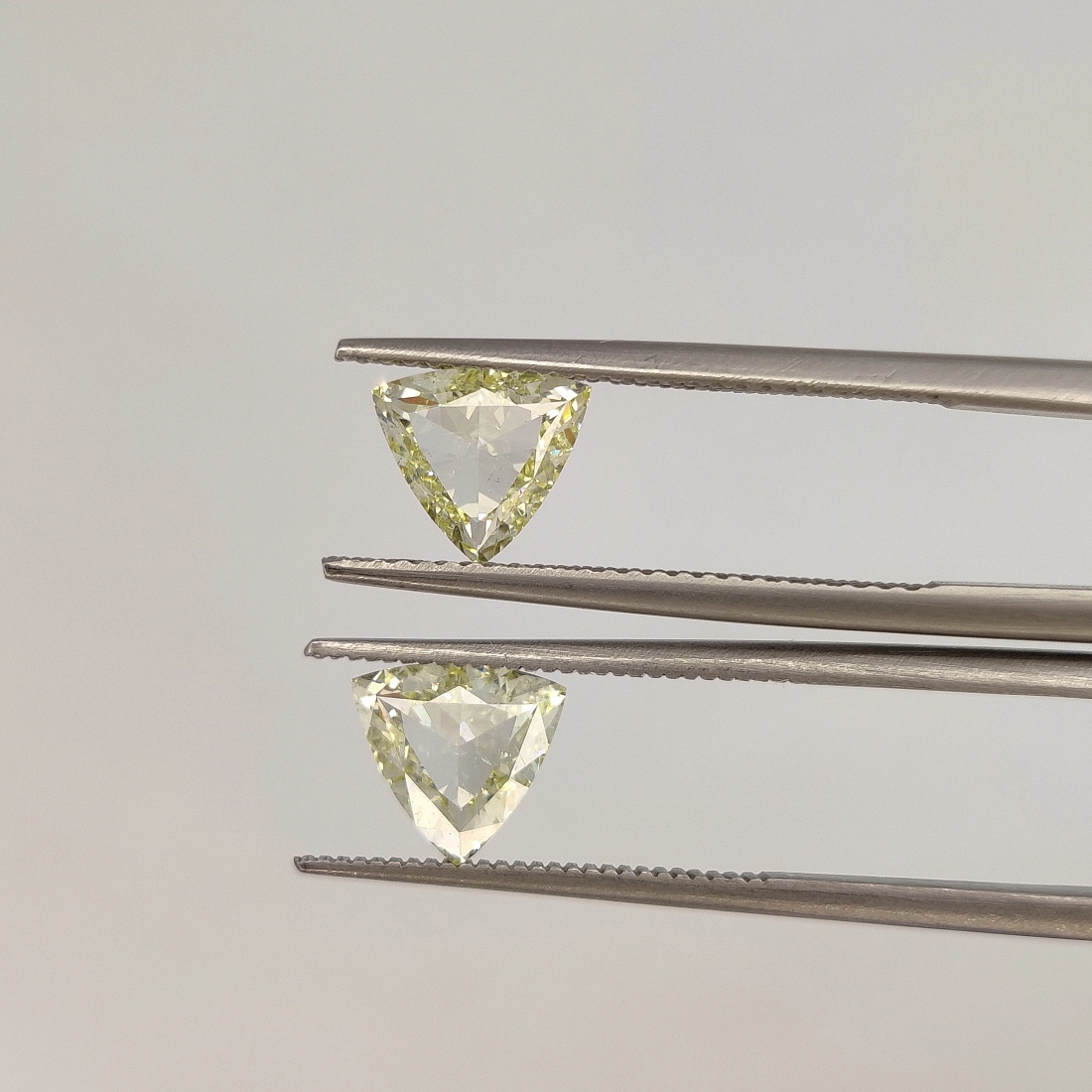 Боковые желтые бриллианты огранки Triangle 2.05ct 2