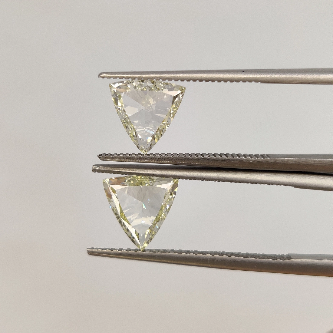 Пара желтых бриллиантов портретной огранки Триллион 2.03ct 1