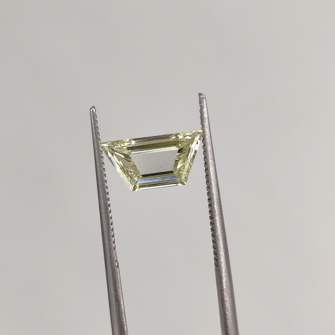 Желтый бриллиант портретной огранки Трапеция 1.08ct 1