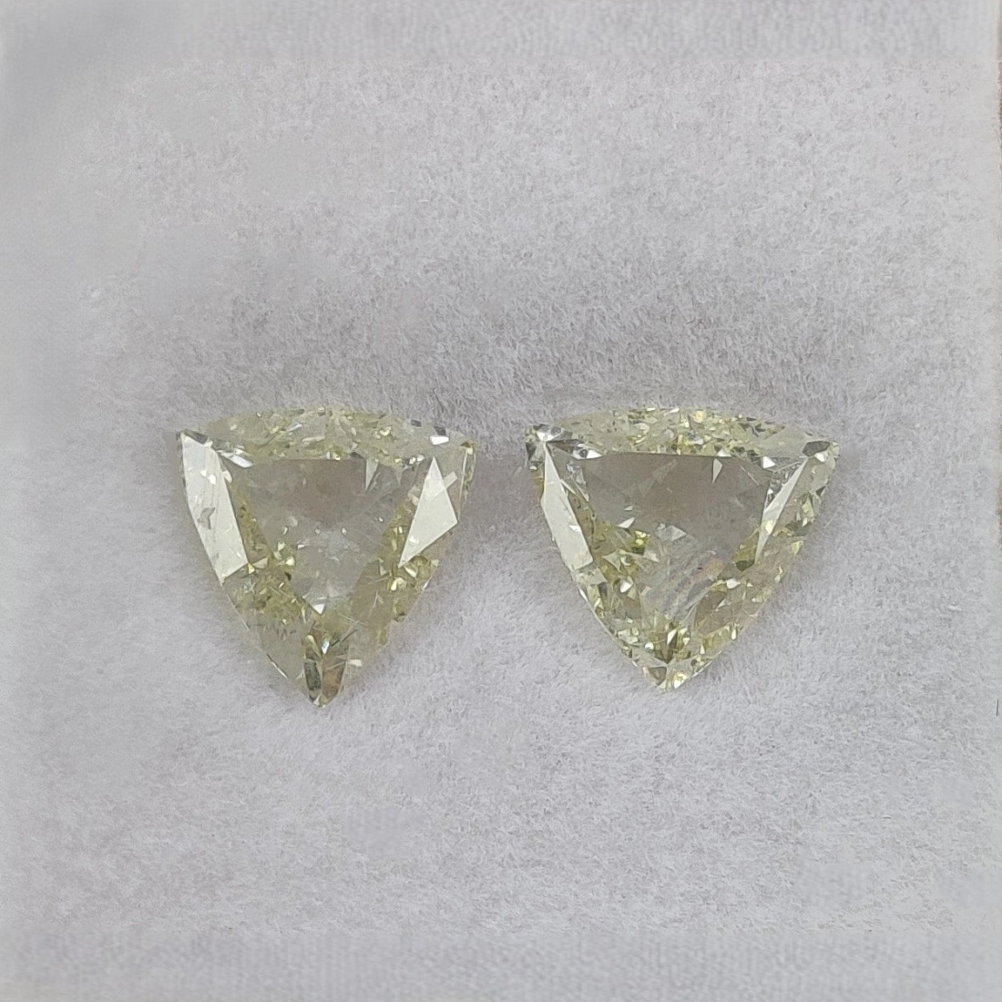 Боковые желтые бриллианты огранки Triangle 2.05ct 1