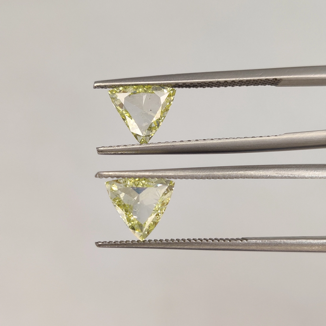 Пара желтых бриллиантов портретной огранки Триллион 2.14ct 1