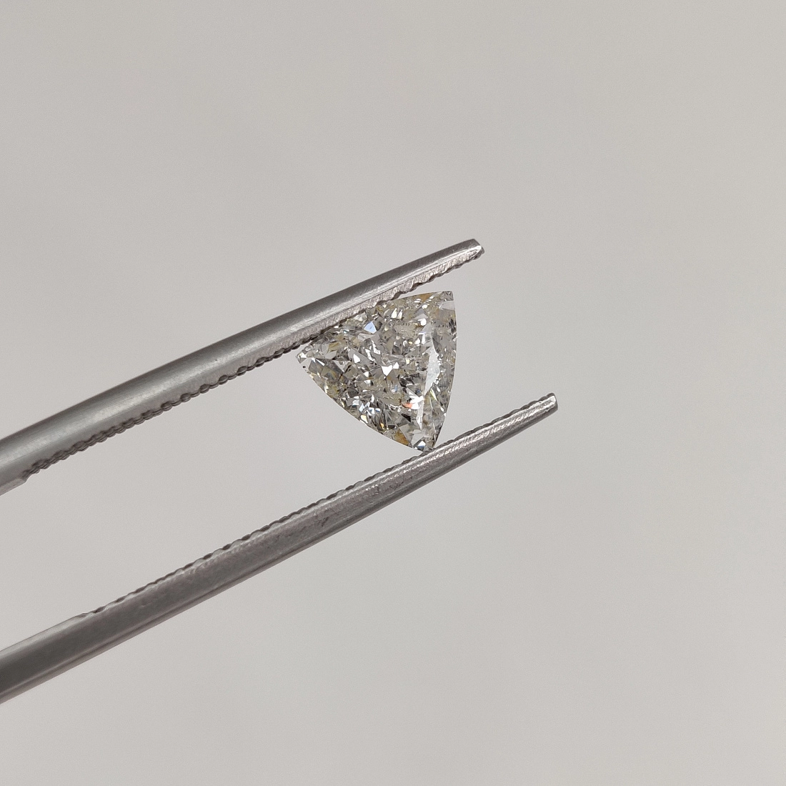 Серо-коричневый бриллиант огранки Триллион 1.01ct 1