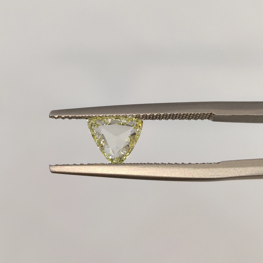 Желтый бриллиант портретной огранки Триллион 0.92ct 1