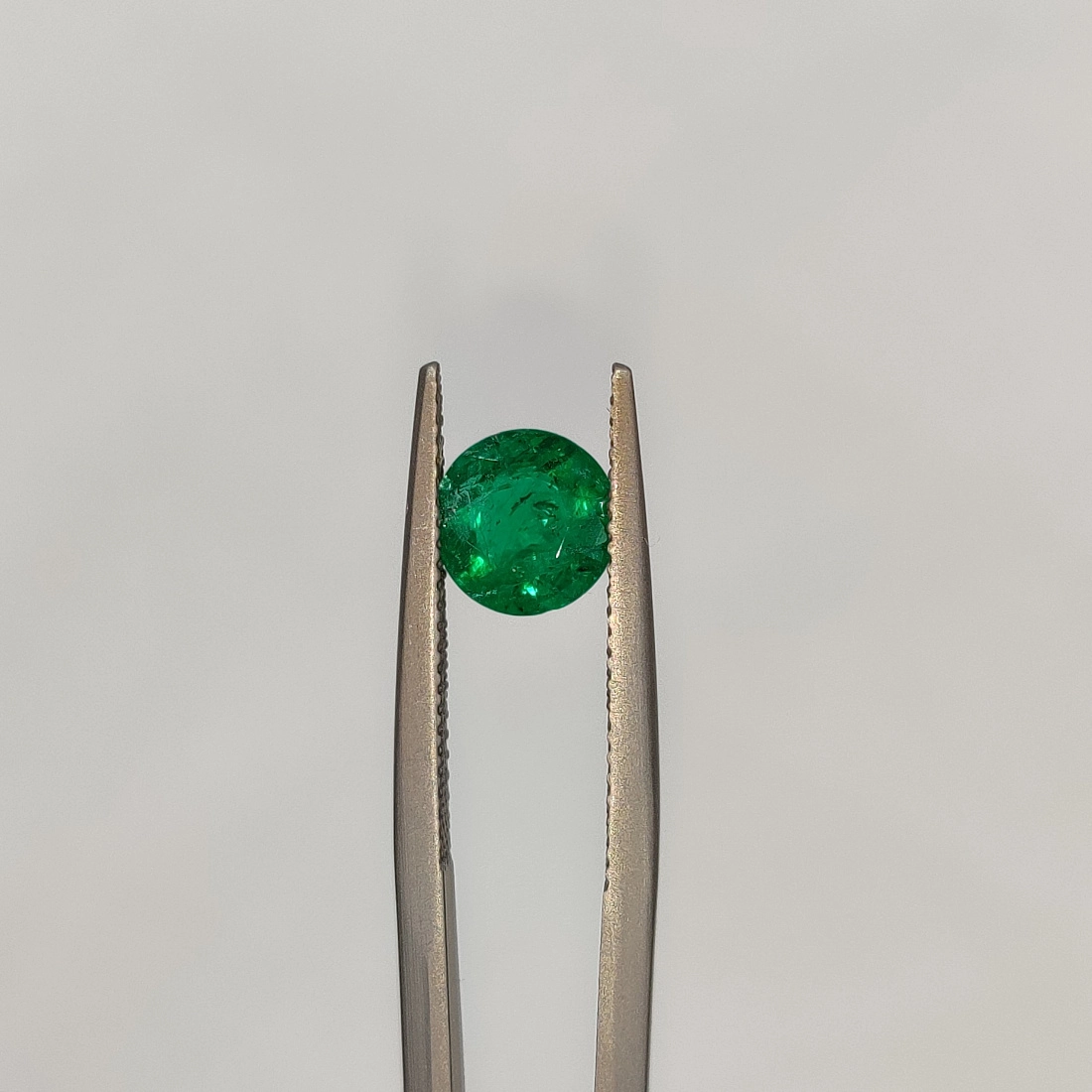 Изумруд Vivid Green огранки Круг весом 1.61ct, Замбия 1